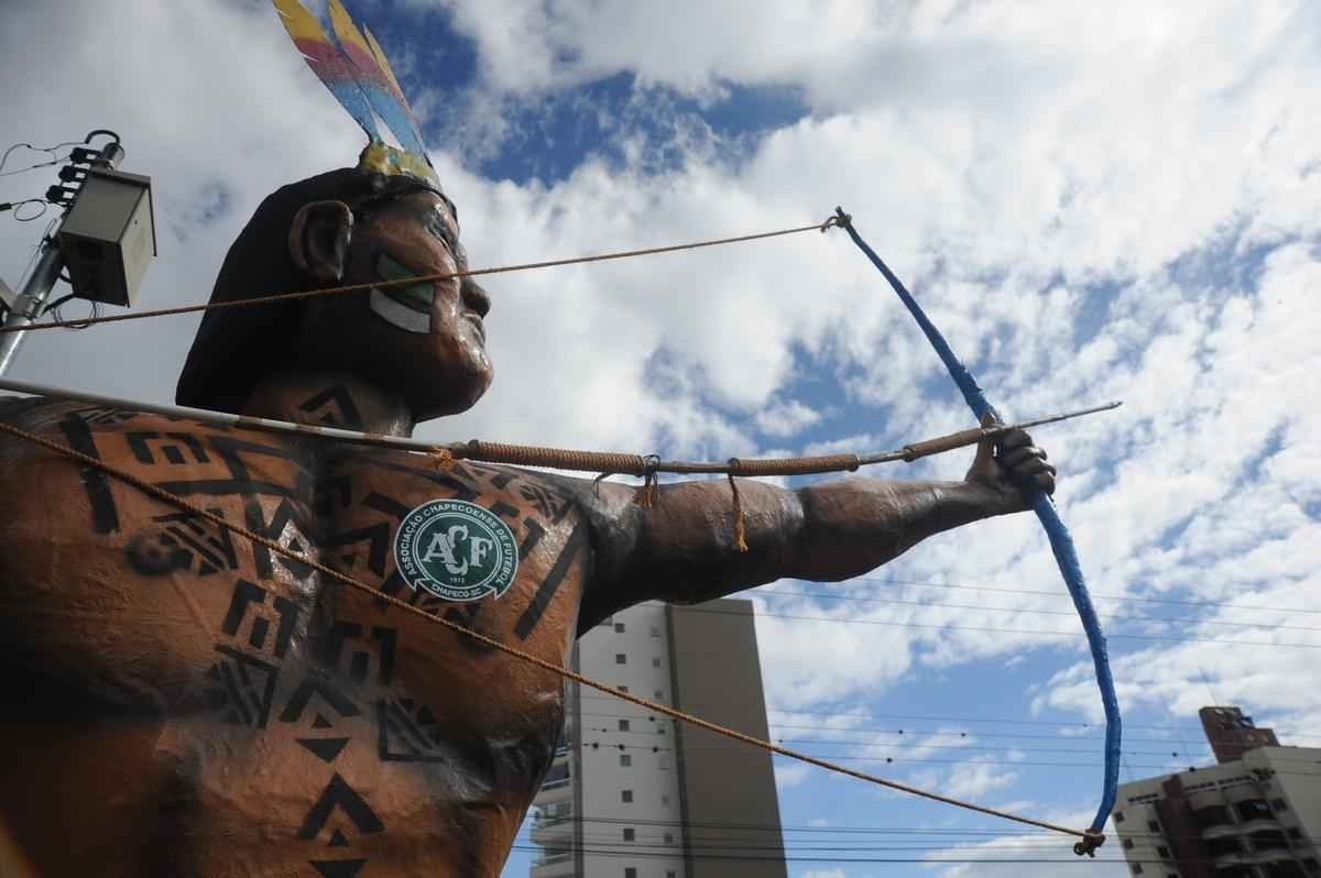 Pela ltima rodada do Campeonato Brasileiro, a Chapecoense receberia o Atltico na Arena Cond. Com a tragdia envolvendo a delegao da equipe catarinense, a rodada deste fim de semana no aconteceu, sendo adiada para o prximo. Solidrio  Chape, que, alm de perder jogadores e comisso tcnica, no possui condies psicolgicas para entrar em campo, o Atltico se pronunciou contra a realizao da partida