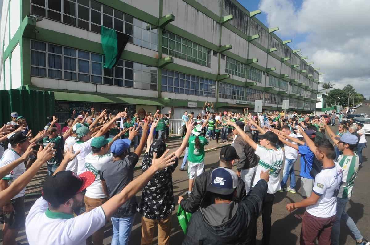 Pela ltima rodada do Campeonato Brasileiro, a Chapecoense receberia o Atltico na Arena Cond. Com a tragdia envolvendo a delegao da equipe catarinense, a rodada deste fim de semana no aconteceu, sendo adiada para o prximo. Solidrio  Chape, que, alm de perder jogadores e comisso tcnica, no possui condies psicolgicas para entrar em campo, o Atltico se pronunciou contra a realizao da partida