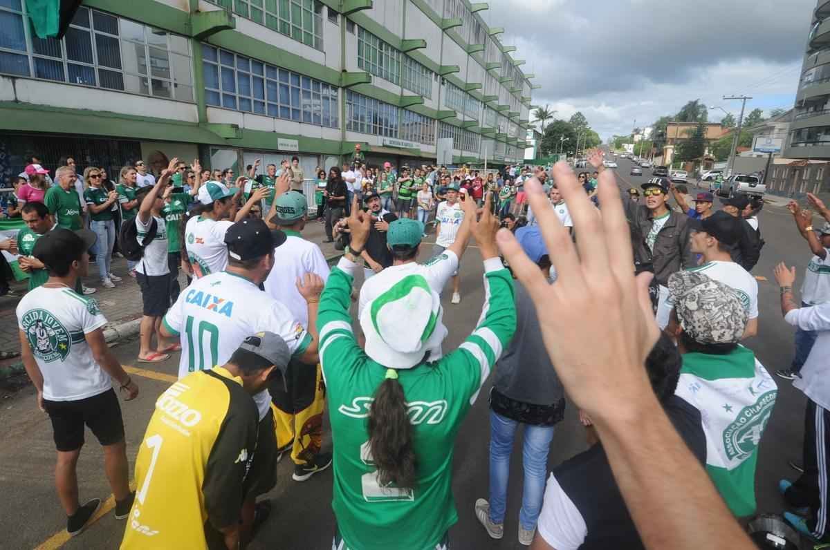 Pela ltima rodada do Campeonato Brasileiro, a Chapecoense receberia o Atltico na Arena Cond. Com a tragdia envolvendo a delegao da equipe catarinense, a rodada deste fim de semana no aconteceu, sendo adiada para o prximo. Solidrio  Chape, que, alm de perder jogadores e comisso tcnica, no possui condies psicolgicas para entrar em campo, o Atltico se pronunciou contra a realizao da partida