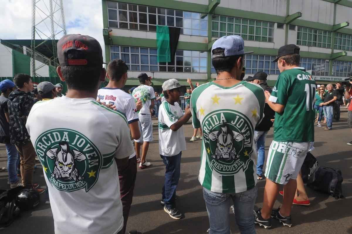 Pela ltima rodada do Campeonato Brasileiro, a Chapecoense receberia o Atltico na Arena Cond. Com a tragdia envolvendo a delegao da equipe catarinense, a rodada deste fim de semana no aconteceu, sendo adiada para o prximo. Solidrio  Chape, que, alm de perder jogadores e comisso tcnica, no possui condies psicolgicas para entrar em campo, o Atltico se pronunciou contra a realizao da partida