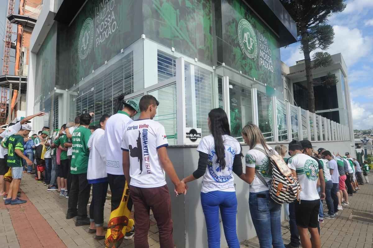 Pela ltima rodada do Campeonato Brasileiro, a Chapecoense receberia o Atltico na Arena Cond. Com a tragdia envolvendo a delegao da equipe catarinense, a rodada deste fim de semana no aconteceu, sendo adiada para o prximo. Solidrio  Chape, que, alm de perder jogadores e comisso tcnica, no possui condies psicolgicas para entrar em campo, o Atltico se pronunciou contra a realizao da partida