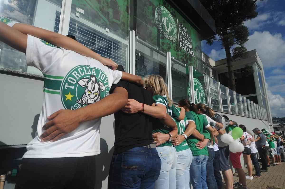 Pela ltima rodada do Campeonato Brasileiro, a Chapecoense receberia o Atltico na Arena Cond. Com a tragdia envolvendo a delegao da equipe catarinense, a rodada deste fim de semana no aconteceu, sendo adiada para o prximo. Solidrio  Chape, que, alm de perder jogadores e comisso tcnica, no possui condies psicolgicas para entrar em campo, o Atltico se pronunciou contra a realizao da partida