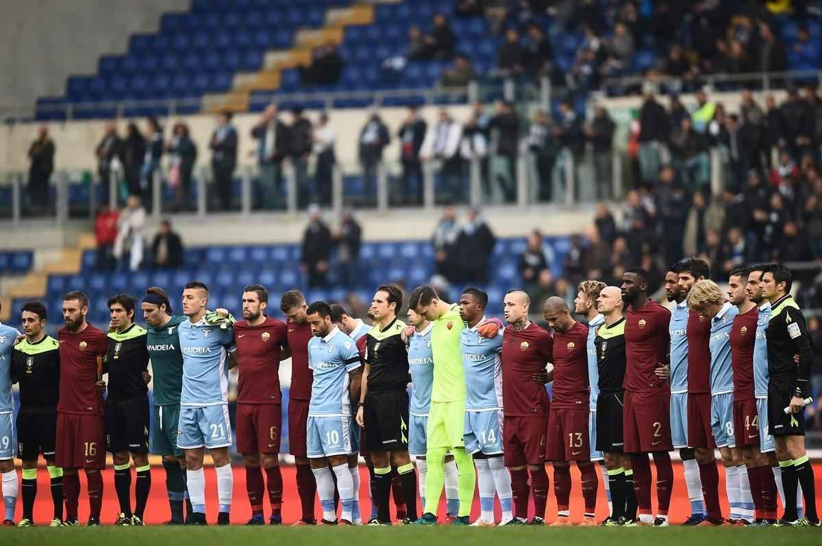 Jogadores de Lazio e Roma e rbitros do jogo