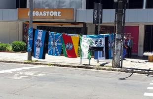 Ambulantes j fazem a 'festa' nas ruas de Porto Alegre com os seus produtos 