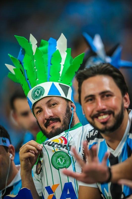 Torcedores foram vestidos ou pintados de verde na final da Copa do Brasil, entre Grmio e Atltico, em Porto Alegre, para homenagear a Chape e as vtimas do acidente areo na Colmbia. 