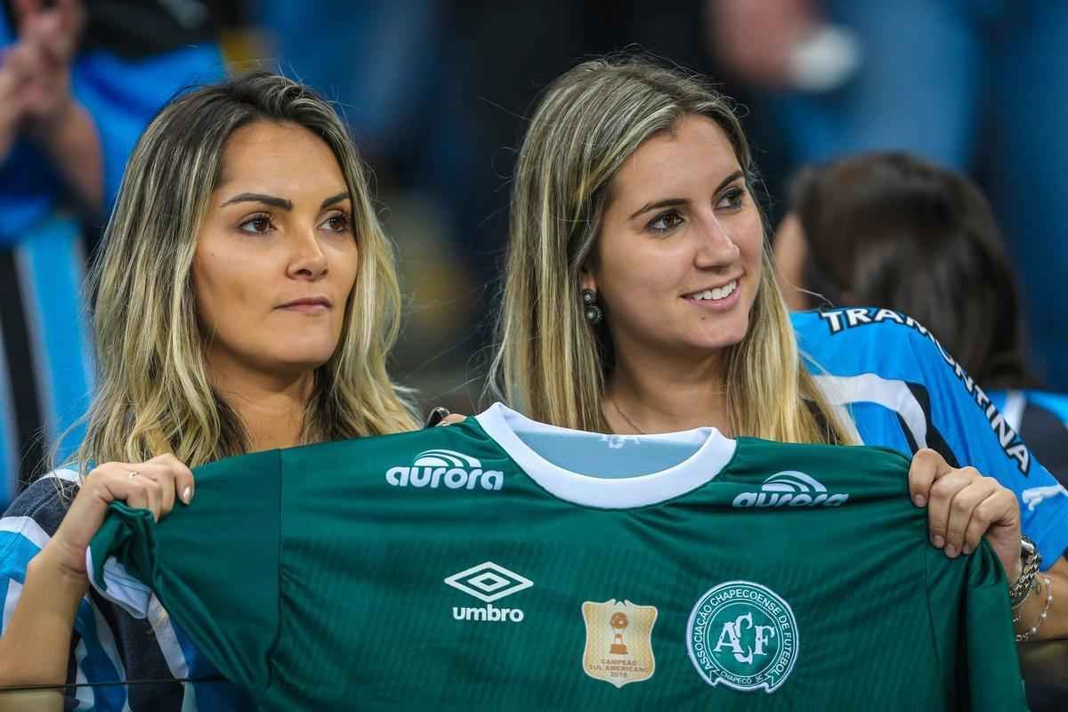 Torcedores foram vestidos ou pintados de verde na final da Copa do Brasil, entre Grmio e Atltico, em Porto Alegre, para homenagear a Chape e as vtimas do acidente areo na Colmbia. 