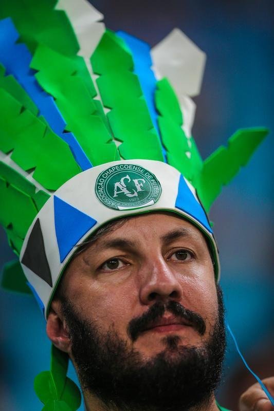 Torcedores foram vestidos ou pintados de verde na final da Copa do Brasil, entre Grmio e Atltico, em Porto Alegre, para homenagear a Chape e as vtimas do acidente areo na Colmbia. 
