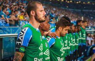 Torcedores foram vestidos ou pintados de verde na final da Copa do Brasil, entre Grmio e Atltico, em Porto Alegre, para homenagear a Chape e as vtimas do acidente areo na Colmbia. 