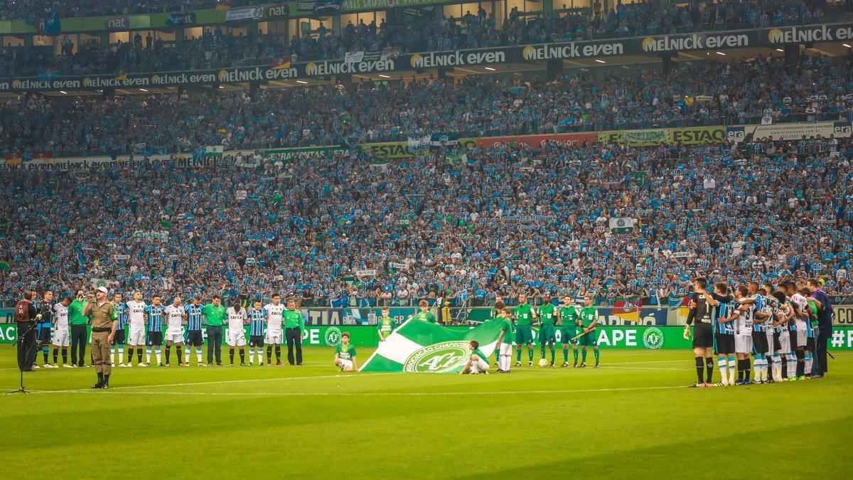 Torcedores foram vestidos ou pintados de verde na final da Copa do Brasil, entre Grmio e Atltico, em Porto Alegre, para homenagear a Chape e as vtimas do acidente areo na Colmbia. 