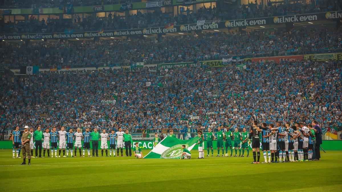 Torcedores foram vestidos ou pintados de verde na final da Copa do Brasil, entre Grmio e Atltico, em Porto Alegre, para homenagear a Chape e as vtimas do acidente areo na Colmbia. 