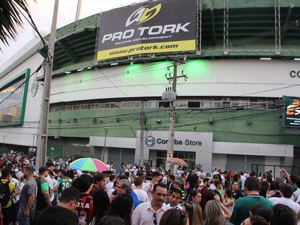 Na noite em que o Estdio Couto Pereira, em Curitiba, receberia a final da Copa Sul-Americana entre Atltico Nacional de Medelln e Chapecoense, torcedores da capital paranaense foram ao estdio rezar pelas vtimas do acidente areo na Colmbia. Ao todo, 71 pessoas morreram na queda do avio do clube catarinense