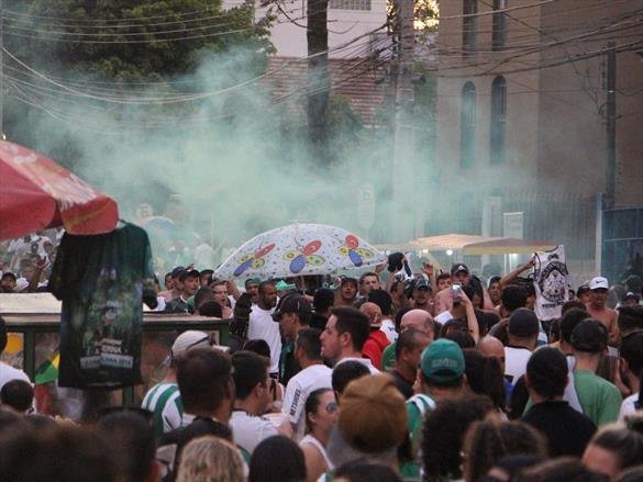 Na noite em que o Estdio Couto Pereira, em Curitiba, receberia a final da Copa Sul-Americana entre Atltico Nacional de Medelln e Chapecoense, torcedores da capital paranaense foram ao estdio rezar pelas vtimas do acidente areo na Colmbia. Ao todo, 71 pessoas morreram na queda do avio do clube catarinense