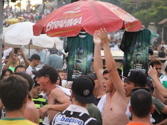 Na noite em que o Estdio Couto Pereira, em Curitiba, receberia a final da Copa Sul-Americana entre Atltico Nacional de Medelln e Chapecoense, torcedores da capital paranaense foram ao estdio rezar pelas vtimas do acidente areo na Colmbia. Ao todo, 71 pessoas morreram na queda do avio do clube catarinense