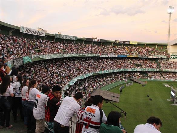 Na noite em que o Estdio Couto Pereira, em Curitiba, receberia a final da Copa Sul-Americana entre Atltico Nacional de Medelln e Chapecoense, torcedores da capital paranaense foram ao estdio rezar pelas vtimas do acidente areo na Colmbia. Ao todo, 71 pessoas morreram na queda do avio do clube catarinense