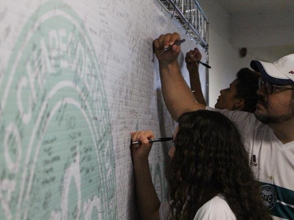 Na noite em que o Estdio Couto Pereira, em Curitiba, receberia a final da Copa Sul-Americana entre Atltico Nacional de Medelln e Chapecoense, torcedores da capital paranaense foram ao estdio rezar pelas vtimas do acidente areo na Colmbia. Ao todo, 71 pessoas morreram na queda do avio do clube catarinense