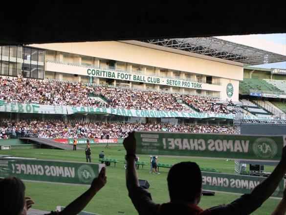 Na noite em que o Estdio Couto Pereira, em Curitiba, receberia a final da Copa Sul-Americana entre Atltico Nacional de Medelln e Chapecoense, torcedores da capital paranaense foram ao estdio rezar pelas vtimas do acidente areo na Colmbia. Ao todo, 71 pessoas morreram na queda do avio do clube catarinense