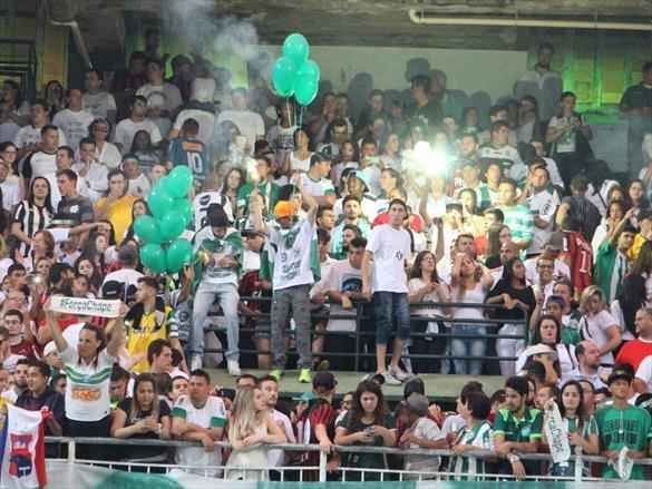 Na noite em que o Estdio Couto Pereira, em Curitiba, receberia a final da Copa Sul-Americana entre Atltico Nacional de Medelln e Chapecoense, torcedores da capital paranaense foram ao estdio rezar pelas vtimas do acidente areo na Colmbia. Ao todo, 71 pessoas morreram na queda do avio do clube catarinense