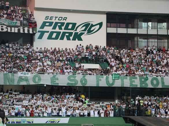 Na noite em que o Estdio Couto Pereira, em Curitiba, receberia a final da Copa Sul-Americana entre Atltico Nacional de Medelln e Chapecoense, torcedores da capital paranaense foram ao estdio rezar pelas vtimas do acidente areo na Colmbia. Ao todo, 71 pessoas morreram na queda do avio do clube catarinense