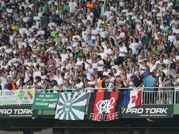 Na noite em que o Estdio Couto Pereira, em Curitiba, receberia a final da Copa Sul-Americana entre Atltico Nacional de Medelln e Chapecoense, torcedores da capital paranaense foram ao estdio rezar pelas vtimas do acidente areo na Colmbia. Ao todo, 71 pessoas morreram na queda do avio do clube catarinense