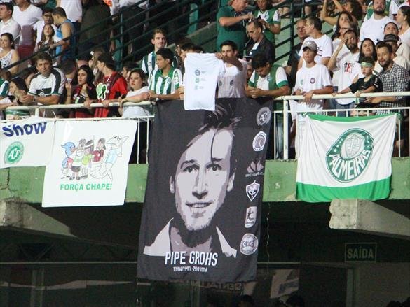 Na noite em que o Estdio Couto Pereira, em Curitiba, receberia a final da Copa Sul-Americana entre Atltico Nacional de Medelln e Chapecoense, torcedores da capital paranaense foram ao estdio rezar pelas vtimas do acidente areo na Colmbia. Ao todo, 71 pessoas morreram na queda do avio do clube catarinense