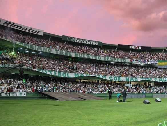 Na noite em que o Estdio Couto Pereira, em Curitiba, receberia a final da Copa Sul-Americana entre Atltico Nacional de Medelln e Chapecoense, torcedores da capital paranaense foram ao estdio rezar pelas vtimas do acidente areo na Colmbia. Ao todo, 71 pessoas morreram na queda do avio do clube catarinense