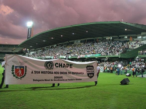 Na noite em que o Estdio Couto Pereira, em Curitiba, receberia a final da Copa Sul-Americana entre Atltico Nacional de Medelln e Chapecoense, torcedores da capital paranaense foram ao estdio rezar pelas vtimas do acidente areo na Colmbia. Ao todo, 71 pessoas morreram na queda do avio do clube catarinense