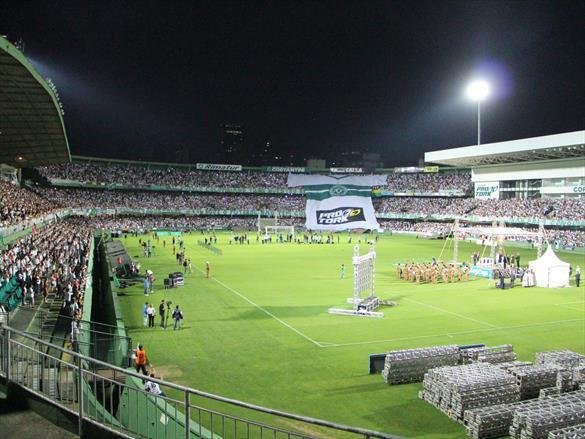 Na noite em que o Estdio Couto Pereira, em Curitiba, receberia a final da Copa Sul-Americana entre Atltico Nacional de Medelln e Chapecoense, torcedores da capital paranaense foram ao estdio rezar pelas vtimas do acidente areo na Colmbia. Ao todo, 71 pessoas morreram na queda do avio do clube catarinense