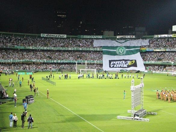 Na noite em que o Estdio Couto Pereira, em Curitiba, receberia a final da Copa Sul-Americana entre Atltico Nacional de Medelln e Chapecoense, torcedores da capital paranaense foram ao estdio rezar pelas vtimas do acidente areo na Colmbia. Ao todo, 71 pessoas morreram na queda do avio do clube catarinense