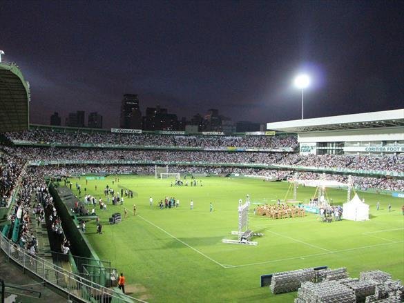Na noite em que o Estdio Couto Pereira, em Curitiba, receberia a final da Copa Sul-Americana entre Atltico Nacional de Medelln e Chapecoense, torcedores da capital paranaense foram ao estdio rezar pelas vtimas do acidente areo na Colmbia. Ao todo, 71 pessoas morreram na queda do avio do clube catarinense