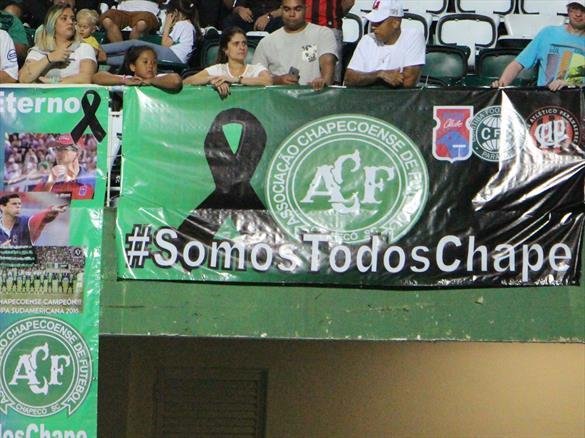Na noite em que o Estdio Couto Pereira, em Curitiba, receberia a final da Copa Sul-Americana entre Atltico Nacional de Medelln e Chapecoense, torcedores da capital paranaense foram ao estdio rezar pelas vtimas do acidente areo na Colmbia. Ao todo, 71 pessoas morreram na queda do avio do clube catarinense