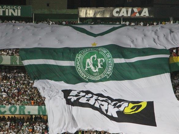 Na noite em que o Estdio Couto Pereira, em Curitiba, receberia a final da Copa Sul-Americana entre Atltico Nacional de Medelln e Chapecoense, torcedores da capital paranaense foram ao estdio rezar pelas vtimas do acidente areo na Colmbia. Ao todo, 71 pessoas morreram na queda do avio do clube catarinense