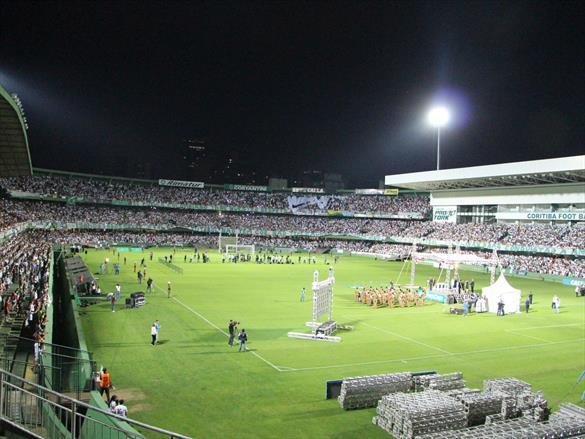 Na noite em que o Estdio Couto Pereira, em Curitiba, receberia a final da Copa Sul-Americana entre Atltico Nacional de Medelln e Chapecoense, torcedores da capital paranaense foram ao estdio rezar pelas vtimas do acidente areo na Colmbia. Ao todo, 71 pessoas morreram na queda do avio do clube catarinense