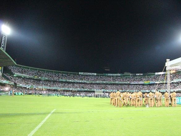 Na noite em que o Estdio Couto Pereira, em Curitiba, receberia a final da Copa Sul-Americana entre Atltico Nacional de Medelln e Chapecoense, torcedores da capital paranaense foram ao estdio rezar pelas vtimas do acidente areo na Colmbia. Ao todo, 71 pessoas morreram na queda do avio do clube catarinense