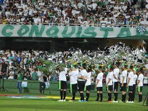 Na noite em que o Estdio Couto Pereira, em Curitiba, receberia a final da Copa Sul-Americana entre Atltico Nacional de Medelln e Chapecoense, torcedores da capital paranaense foram ao estdio rezar pelas vtimas do acidente areo na Colmbia. Ao todo, 71 pessoas morreram na queda do avio do clube catarinense