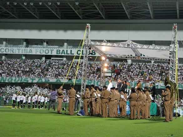 Na noite em que o Estdio Couto Pereira, em Curitiba, receberia a final da Copa Sul-Americana entre Atltico Nacional de Medelln e Chapecoense, torcedores da capital paranaense foram ao estdio rezar pelas vtimas do acidente areo na Colmbia. Ao todo, 71 pessoas morreram na queda do avio do clube catarinense