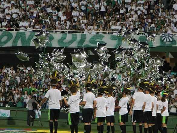 Na noite em que o Estdio Couto Pereira, em Curitiba, receberia a final da Copa Sul-Americana entre Atltico Nacional de Medelln e Chapecoense, torcedores da capital paranaense foram ao estdio rezar pelas vtimas do acidente areo na Colmbia. Ao todo, 71 pessoas morreram na queda do avio do clube catarinense