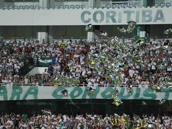 Na noite em que o Estdio Couto Pereira, em Curitiba, receberia a final da Copa Sul-Americana entre Atltico Nacional de Medelln e Chapecoense, torcedores da capital paranaense foram ao estdio rezar pelas vtimas do acidente areo na Colmbia. Ao todo, 71 pessoas morreram na queda do avio do clube catarinense