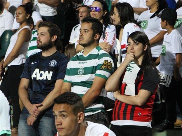 Na noite em que o Estdio Couto Pereira, em Curitiba, receberia a final da Copa Sul-Americana entre Atltico Nacional de Medelln e Chapecoense, torcedores da capital paranaense foram ao estdio rezar pelas vtimas do acidente areo na Colmbia. Ao todo, 71 pessoas morreram na queda do avio do clube catarinense