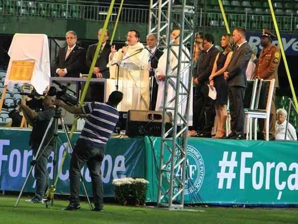 Na noite em que o Estdio Couto Pereira, em Curitiba, receberia a final da Copa Sul-Americana entre Atltico Nacional de Medelln e Chapecoense, torcedores da capital paranaense foram ao estdio rezar pelas vtimas do acidente areo na Colmbia. Ao todo, 71 pessoas morreram na queda do avio do clube catarinense