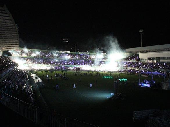 Na noite em que o Estdio Couto Pereira, em Curitiba, receberia a final da Copa Sul-Americana entre Atltico Nacional de Medelln e Chapecoense, torcedores da capital paranaense foram ao estdio rezar pelas vtimas do acidente areo na Colmbia. Ao todo, 71 pessoas morreram na queda do avio do clube catarinense