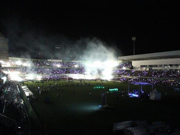 Na noite em que o Estdio Couto Pereira, em Curitiba, receberia a final da Copa Sul-Americana entre Atltico Nacional de Medelln e Chapecoense, torcedores da capital paranaense foram ao estdio rezar pelas vtimas do acidente areo na Colmbia. Ao todo, 71 pessoas morreram na queda do avio do clube catarinense
