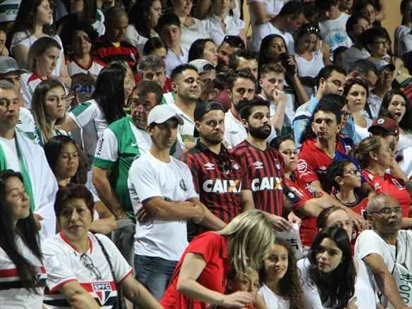 Na noite em que o Estdio Couto Pereira, em Curitiba, receberia a final da Copa Sul-Americana entre Atltico Nacional de Medelln e Chapecoense, torcedores da capital paranaense foram ao estdio rezar pelas vtimas do acidente areo na Colmbia. Ao todo, 71 pessoas morreram na queda do avio do clube catarinense