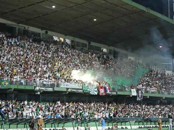 Na noite em que o Estdio Couto Pereira, em Curitiba, receberia a final da Copa Sul-Americana entre Atltico Nacional de Medelln e Chapecoense, torcedores da capital paranaense foram ao estdio rezar pelas vtimas do acidente areo na Colmbia. Ao todo, 71 pessoas morreram na queda do avio do clube catarinense