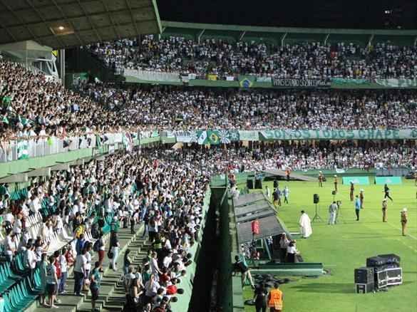 Na noite em que o Estdio Couto Pereira, em Curitiba, receberia a final da Copa Sul-Americana entre Atltico Nacional de Medelln e Chapecoense, torcedores da capital paranaense foram ao estdio rezar pelas vtimas do acidente areo na Colmbia. Ao todo, 71 pessoas morreram na queda do avio do clube catarinense