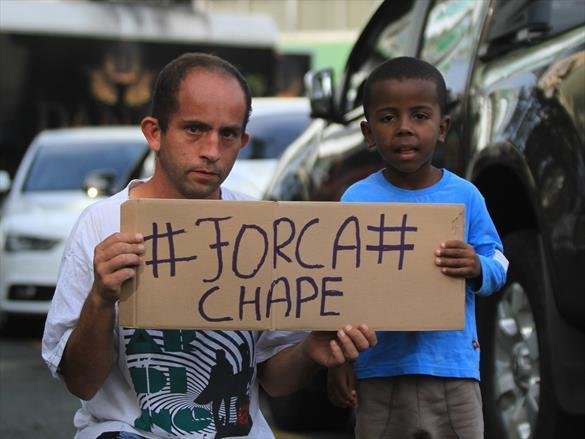 Na noite em que o Estdio Couto Pereira, em Curitiba, receberia a final da Copa Sul-Americana entre Atltico Nacional de Medelln e Chapecoense, torcedores da capital paranaense foram ao estdio rezar pelas vtimas do acidente areo na Colmbia. Ao todo, 71 pessoas morreram na queda do avio do clube catarinense