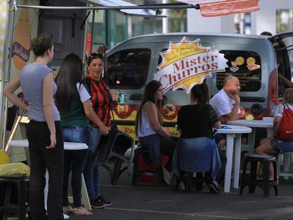 Na noite em que o Estdio Couto Pereira, em Curitiba, receberia a final da Copa Sul-Americana entre Atltico Nacional de Medelln e Chapecoense, torcedores da capital paranaense foram ao estdio rezar pelas vtimas do acidente areo na Colmbia. Ao todo, 71 pessoas morreram na queda do avio do clube catarinense