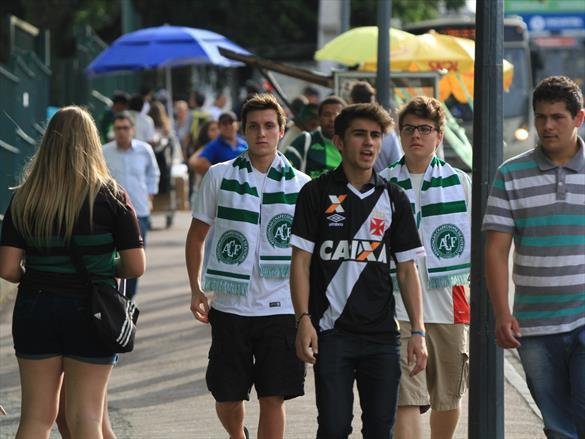 Na noite em que o Estdio Couto Pereira, em Curitiba, receberia a final da Copa Sul-Americana entre Atltico Nacional de Medelln e Chapecoense, torcedores da capital paranaense foram ao estdio rezar pelas vtimas do acidente areo na Colmbia. Ao todo, 71 pessoas morreram na queda do avio do clube catarinense