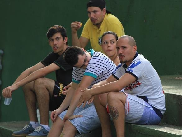 Na noite em que o Estdio Couto Pereira, em Curitiba, receberia a final da Copa Sul-Americana entre Atltico Nacional de Medelln e Chapecoense, torcedores da capital paranaense foram ao estdio rezar pelas vtimas do acidente areo na Colmbia. Ao todo, 71 pessoas morreram na queda do avio do clube catarinense