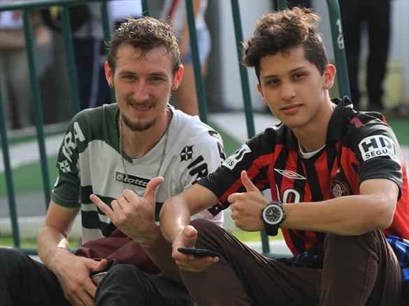 Na noite em que o Estdio Couto Pereira, em Curitiba, receberia a final da Copa Sul-Americana entre Atltico Nacional de Medelln e Chapecoense, torcedores da capital paranaense foram ao estdio rezar pelas vtimas do acidente areo na Colmbia. Ao todo, 71 pessoas morreram na queda do avio do clube catarinense