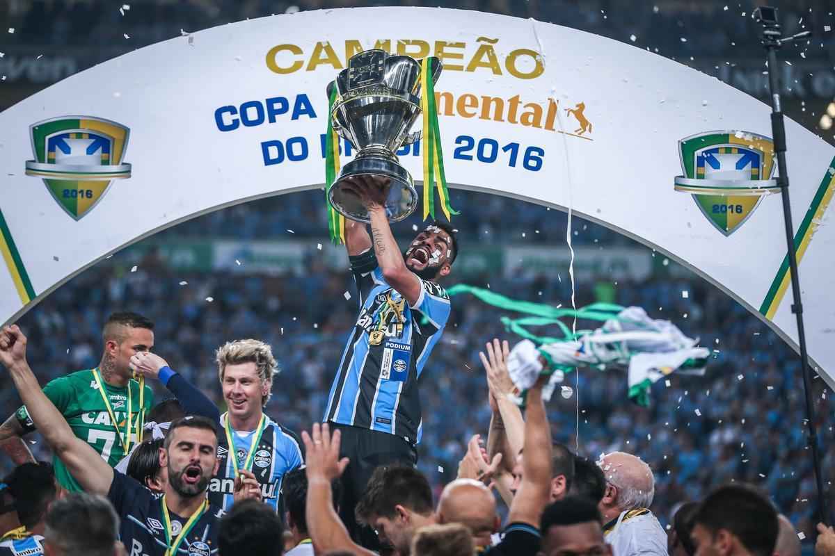 Jogadores do Grêmio erguem a taça e festejam o penta da Copa do Brasil